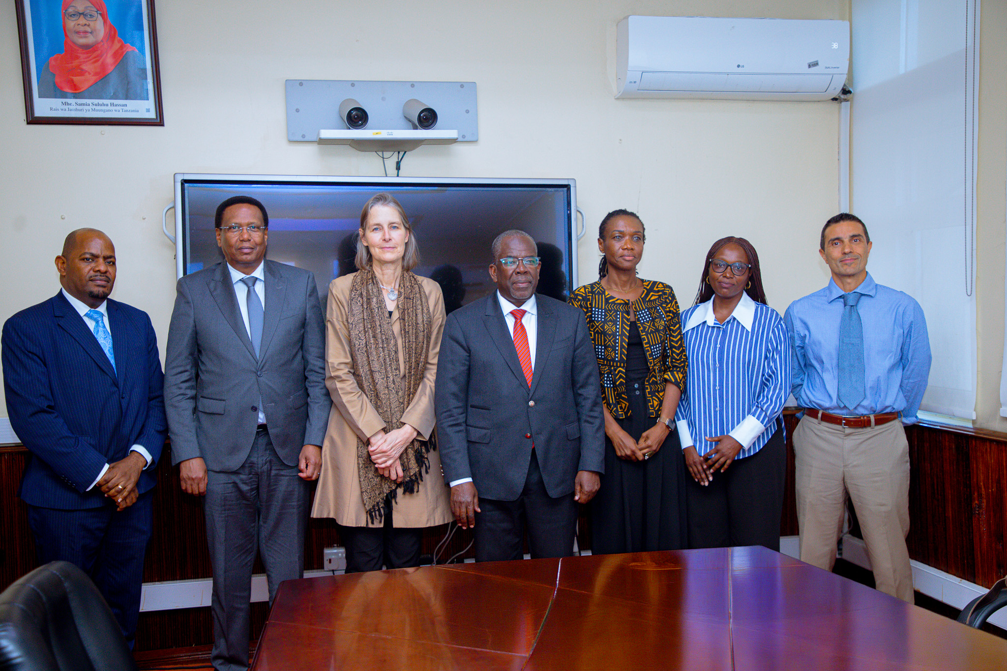 Waziri wa Fedha, Mhe. Balozi Khamis Mussa Omar (Mb) (Katikati), Mwakilishi wa Shirika la Umoja wa Mataifa linaloshughulikia masuala ya Watoto (UNICEF) nchini Tanzania, Bi. Elke Wisch (wa tatu kushoto), Kaimu Naibu Katibu Mkuu Wizara ya Fedha ambaye pia ni Kamishna wa Idara ya Fedha za Nje, Bw. Rished Bade (wa pili kushoto), Kamishna Msaidizi wa Idara ya Fedha za Nje, Wizara ya Fedha, Bw. Robert Mtengule (kushoto), na maafisa wengine waandamizi wa UNICEF, wakiwa katika picha ya pamoja mara baada ya kikao chao kilichofanyika katika Ofisi Ndogo za Wizara ya Fedha, jijini Dar es Salaam, ambacho kilijadili masuala mbalimbali katika kuboresha afya, lishe, elimu na ustawi wa watoto, na utekelezaji wa malengo ya maendeleo yaliyoainishwa katika Dira ya Taifa ya Maendeleo 2050.